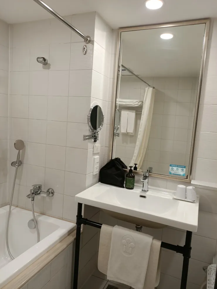 浴巾毛巾這些都有,也有附吹風機,還有一個化妝鏡