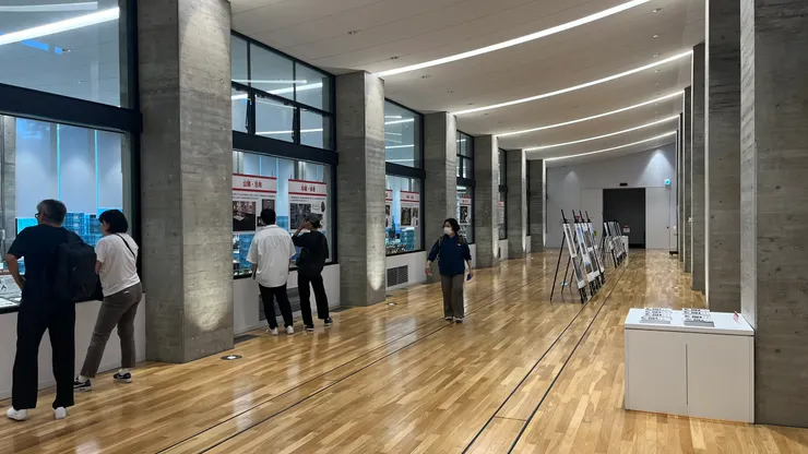 這裡最吸引人的地方，是能看見「文物從土裡挖出後，到成為展示品前的每一步」。