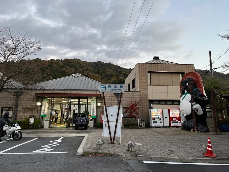 信樂站的巨大狸貓 (這是臨走前拍的天快黑了)