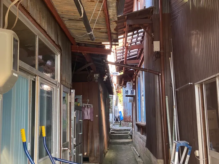 天然地形造就的房子與房子之間非常緊湊（YUKEN攝）