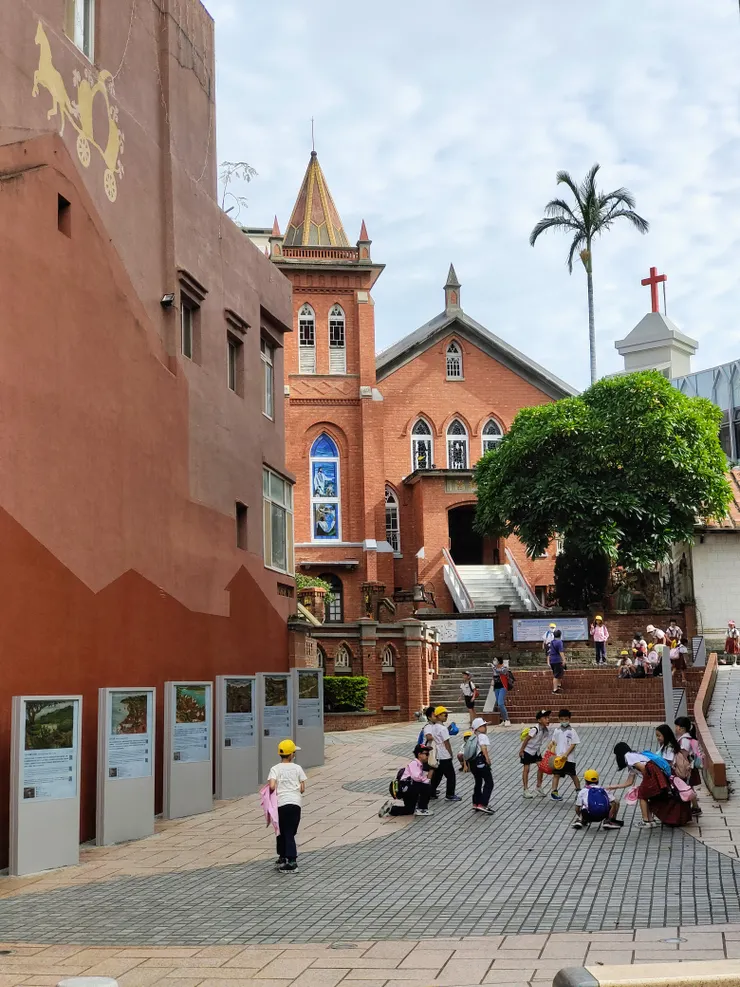 一早，馬偕禮拜堂前的陳澄波藝術廊道就有小朋友在玩遊戲。