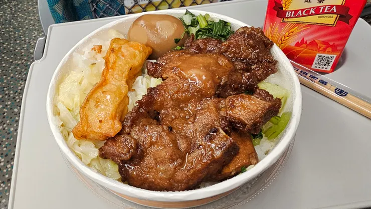 這是高雄鐵路餐廳所製作的台鐵便當!蝦捲和黑色大豆干配菜我超愛!