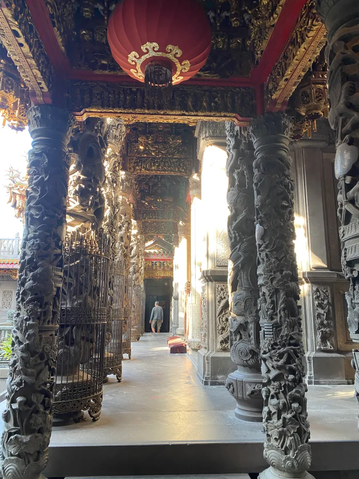 雕工精細的石柱石柱