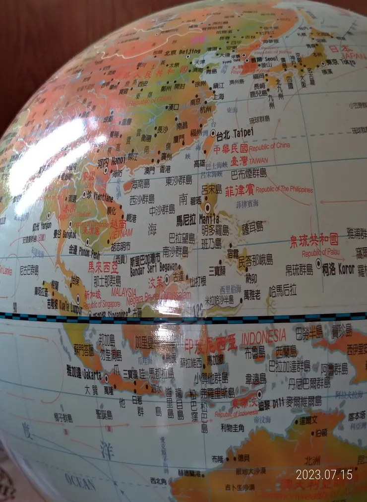 厭不把美好生活推演，厭那些說謊的嘴臉，看著區區地球儀不禁心聲起厭，自拍攝