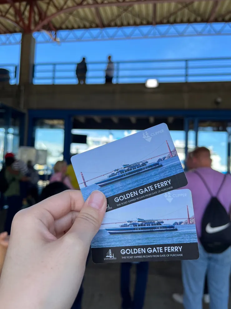 準備搭船前往 Sausalito，記得先買船票喔