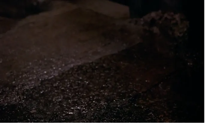 鏡頭拍攝下著雨被淋濕地面的空鏡頭。