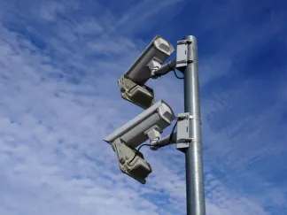 图3:希伯伦老城一条小巷中的军事监控摄像头。照片由作者拍摄。