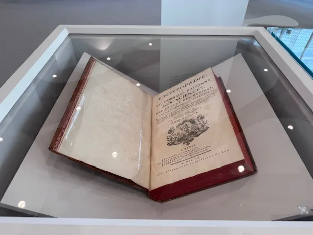 展示櫃裡的百科全書,photo by bookarchery