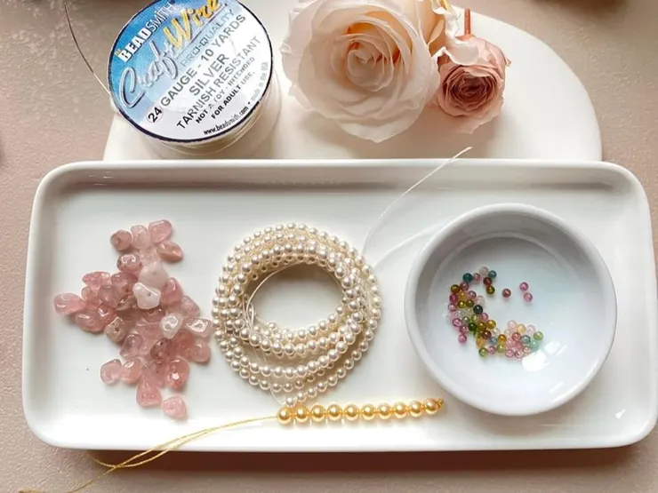 左-天然粉晶碎石/中-施華洛水晶珍珠/右-碧璽圓珠