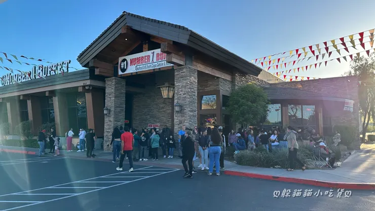 看看這門口的候位人潮，美國人、非洲人、印度人、華人、墨西哥人…等通通有，不少大家子一起來的，就知道姐說的不是幽默，是現實( ´Д`)y━･~