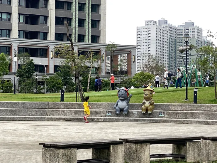 十四張歷史公園。兩尊可愛的塑像水牛和白犀牛，分別象徵耕作和滅火