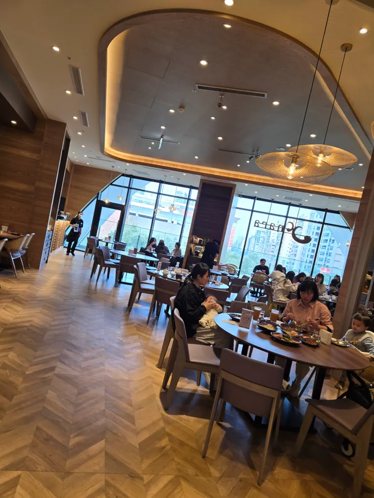 餐廳內很寬敞舒適