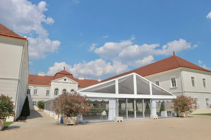 美麗的莊園住宿區，中間那棟透明建築是提供婚禮用的餐廳