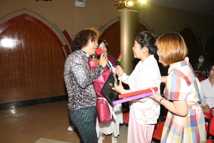 香港粉絲們贈送禮物給潘汝明