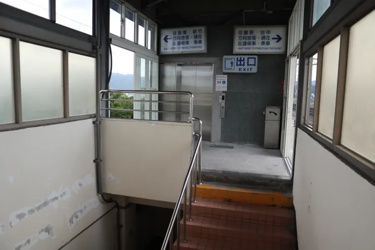 通往車站出口的電梯與樓梯