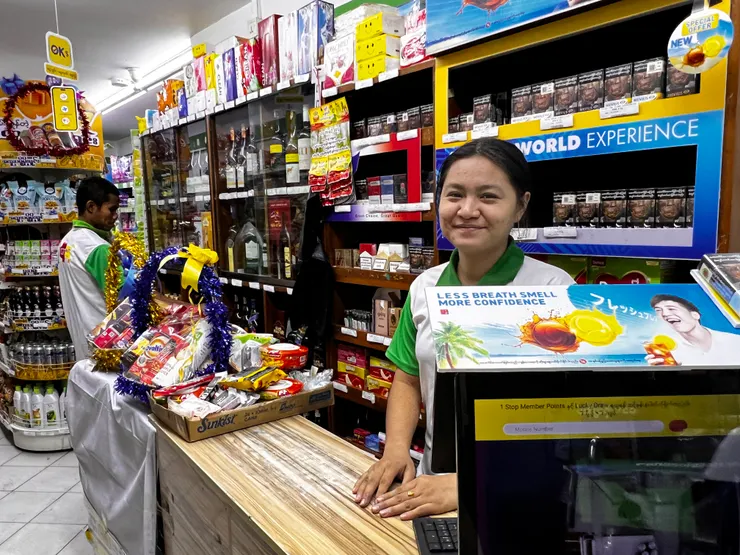 仰光商店店員燦爛的笑容