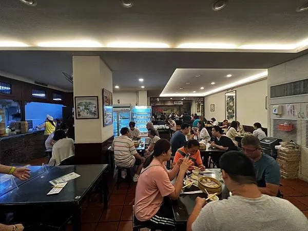 杭州小籠湯包的餐廳動線跟位置還算寬敞，桌跟桌之間顧客不會感到擁擠