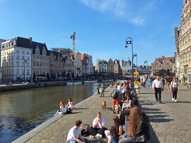 香草河岸，對岸是穀物河岸