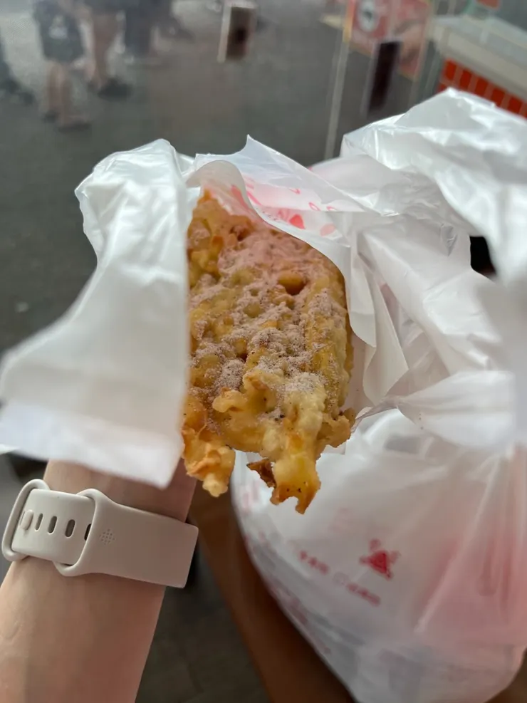 地瓜籤裹麵粉油炸，滿滿的碳水化合物