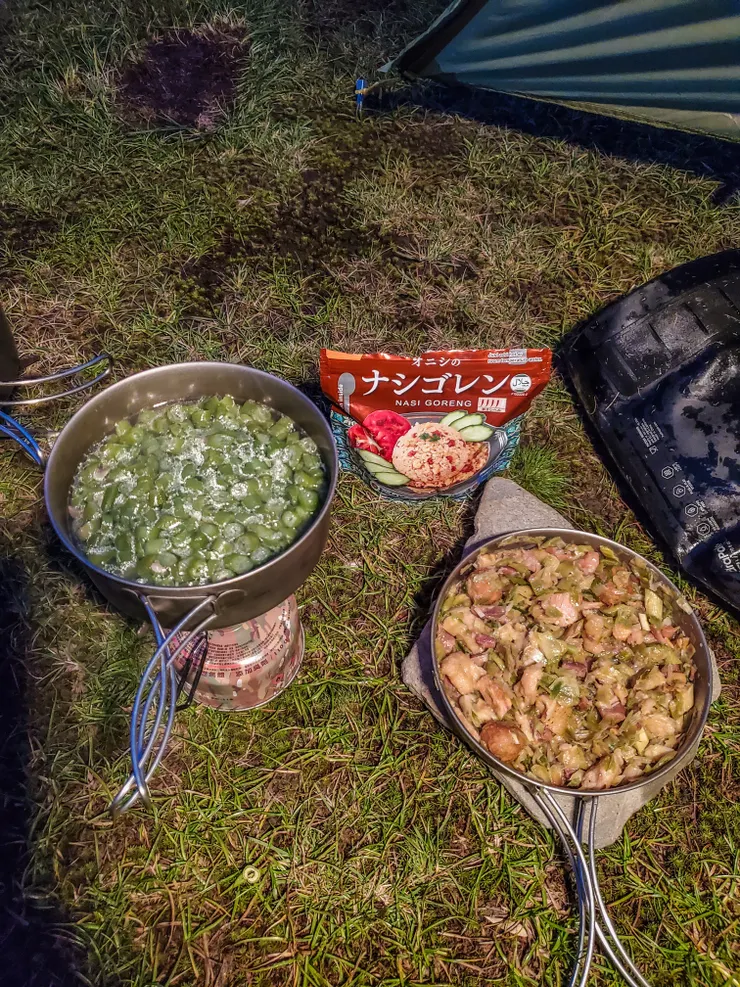 乾燥蒜苗炒雞肉加上乾燥四季豆湯，上山也是要注意營養均衡的捏！