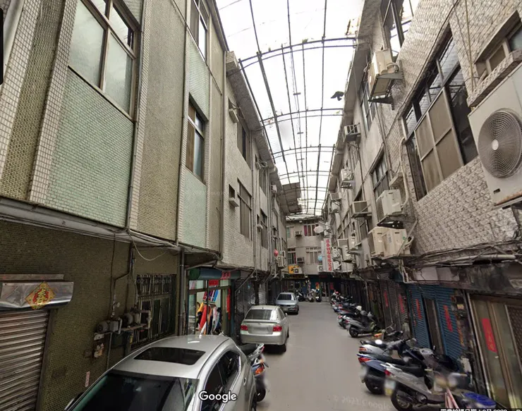 布料進出貨時不能碰水，所以需要遮雨棚。