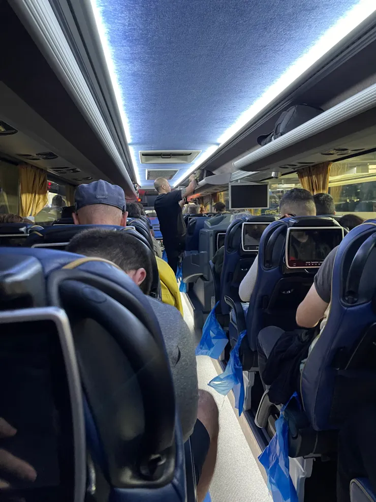 用勉強的聽力聽一聽，車上應該有美國人、法國人、義大利人等等