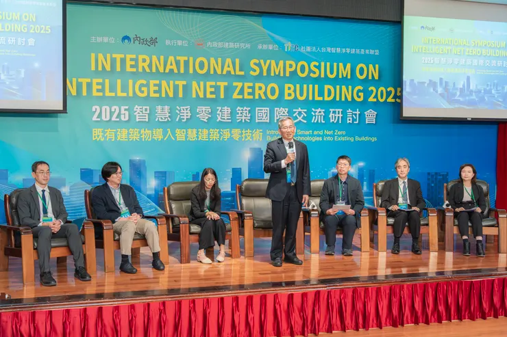 圖：綜合座談由台灣營建研究院院長邱建國主持，與會者包括內政部建研所王榮進所長（中）、日本筑波大學的山下英和教授（右2）、印尼蘇門答臘理工學院譚羅西博士（左3）、台科大建築系蔡孟廷教授（左2）與成功大學建築系蔡耀賢教授（左1）。
