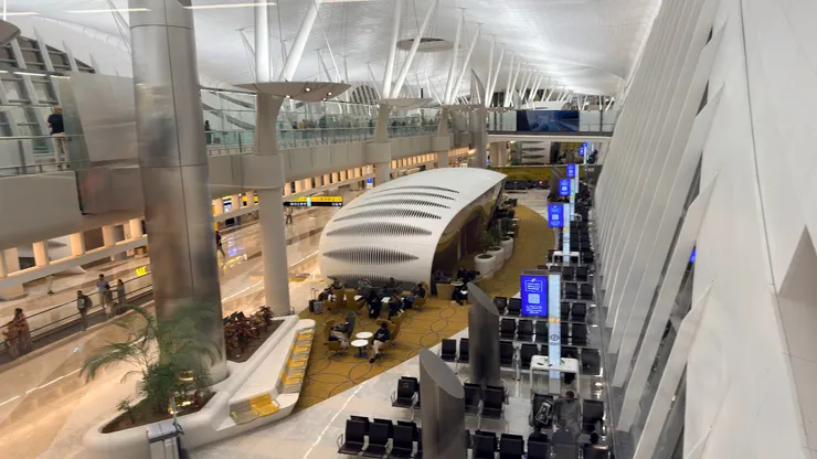 阿布達比機場流線典雅