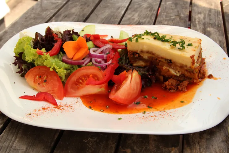 主菜是大名鼎鼎的希臘經典傳統,Moussaka,白醬焗茄子牛肉