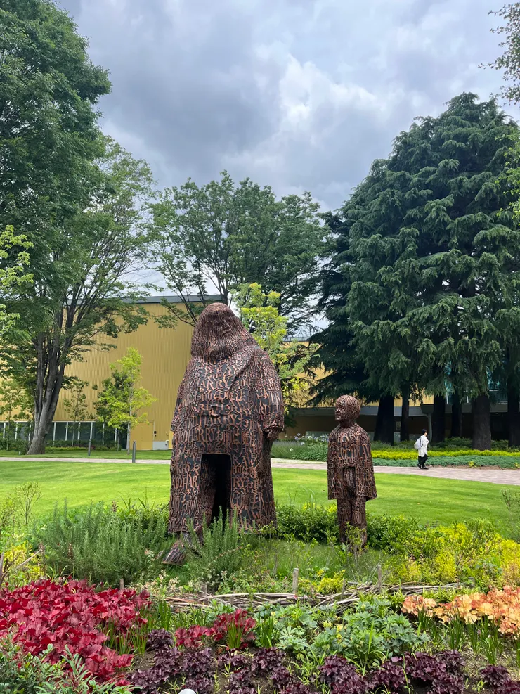 去哈利波特影城的路上看到海格和小哈利～