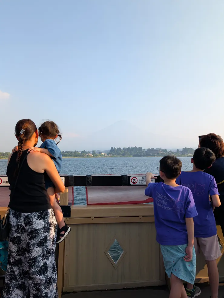 船上朦朧美的富士山