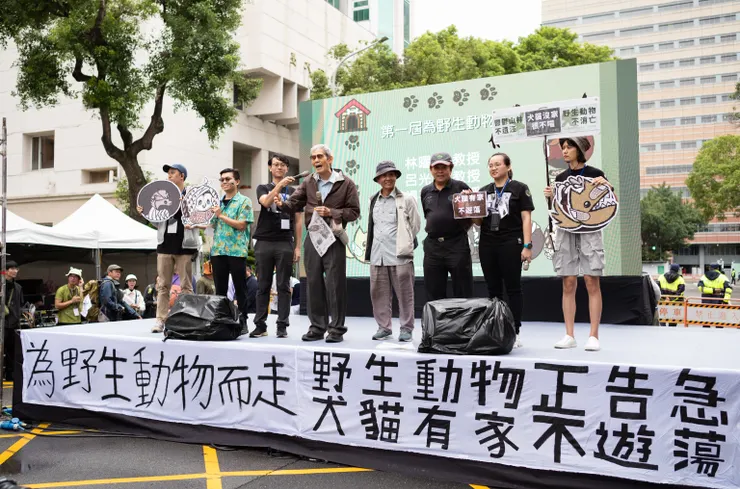 催生野保法的台灣第一次野生動物大遊行的主辦大佬,也是我的偶像,從小看他的書長大的呂光洋老師今天也來到現場啦!太感動啦~~ 老師右邊依序為林曜松老師、昆蟲系楊平世老師,不得不說我十年前修過楊平世老師的課,到現在他還是長一樣,真的很會保養啊!