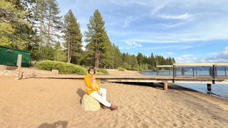 湖岸兩旁長滿了高聳的黃松