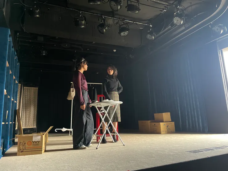 當天的拍攝現場，和兩位認真的女演員合作