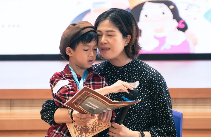 一位媽媽深情地與兒子進行體驗互動