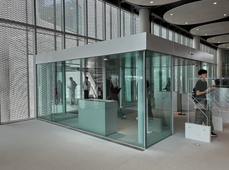 圖書館入口，稍矮的門戶進到挑高的大廳，感覺很棒