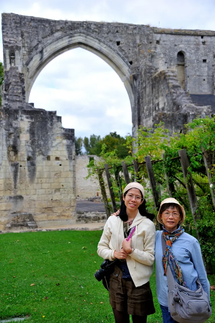 【千年歷史仍難免毀於二戰兵燹！母女以修道院廢墟為背景拍一張。】