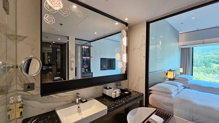 浴室鏡子上的玫瑰花紋好美!