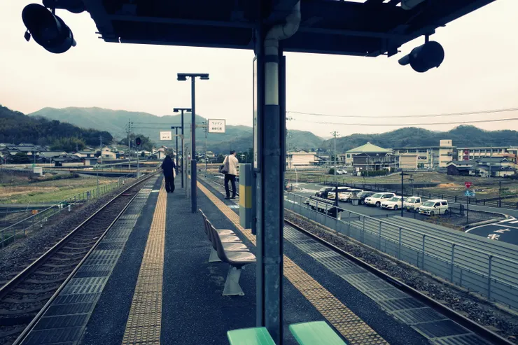 矢掛站月台小小的。