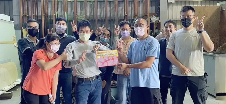 朋友們集資刮中刮刮樂