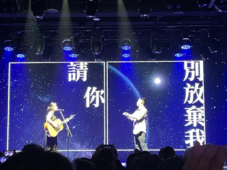 歌手/鄭宜農、手語表演者/牛暄文