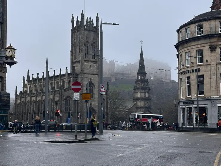 霧氣、低溫、灰色的愛丁堡，卻深深在我心底留下最深刻的回響。