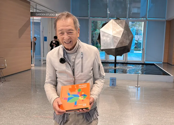 新宮晉老師拿著熱騰騰的《山達里諾的四季》