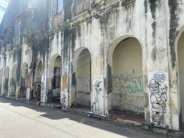 斑駁的牆面與炙熱的陽光，是我對檳城老城區的第一印象。待八天是正確的決定嗎？