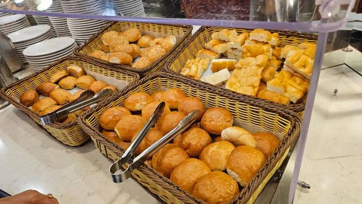 船上的麵包多到我有選擇障礙!餐飲總監真的很用心!