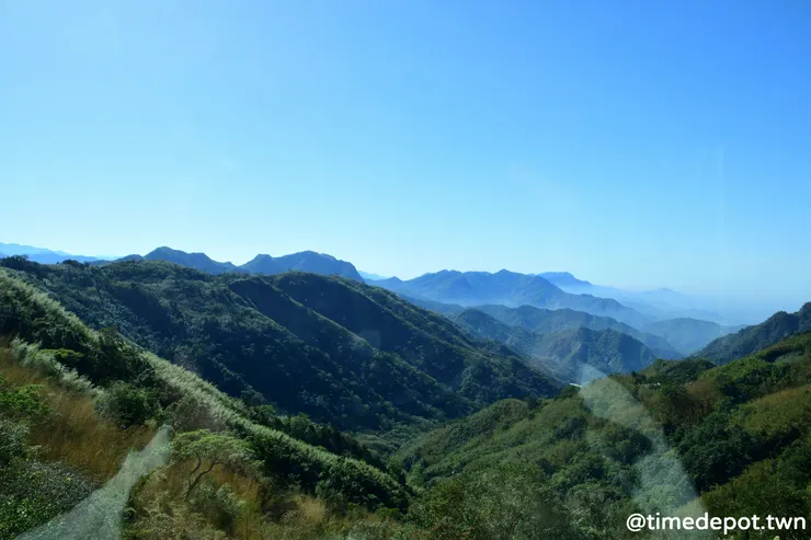 晴空萬里，遠方的山頭也清晰