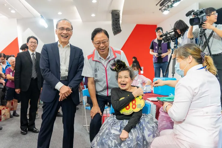 ▲林全（左起）、張善政宣傳踴躍打流感疫苗，並與88歲剛打好疫苗的長者合影。（圖／台灣東洋提供）