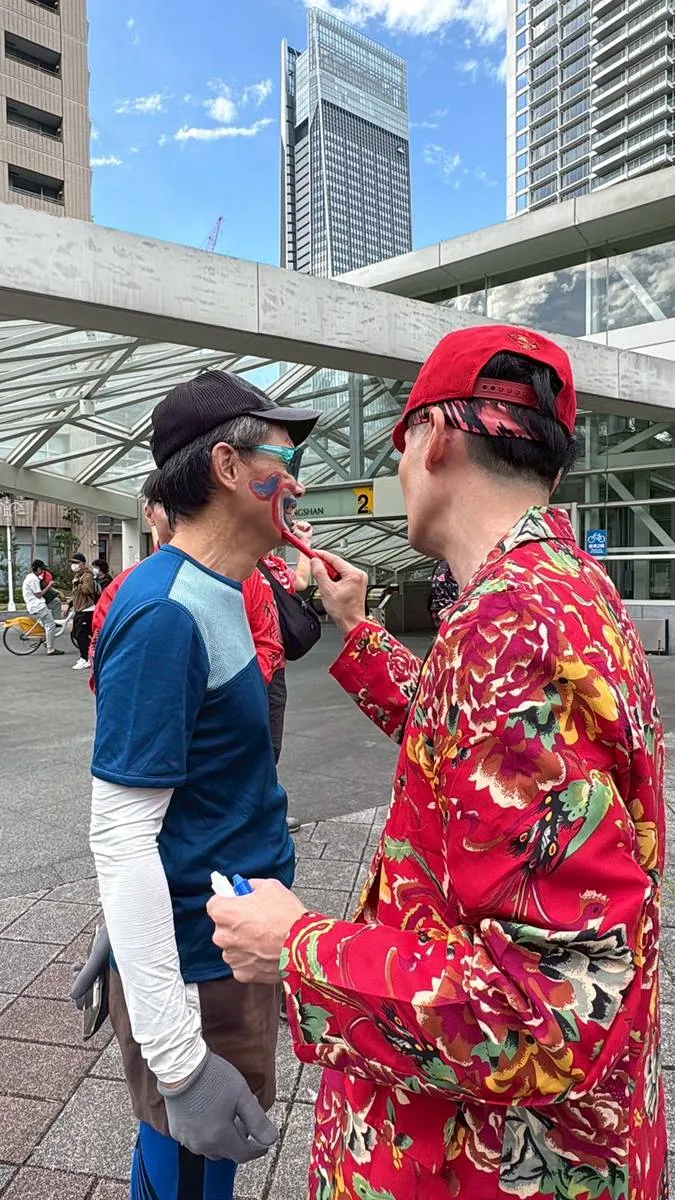 內褲有規定出席人員要穿紅色,沒穿的人要被畫臉