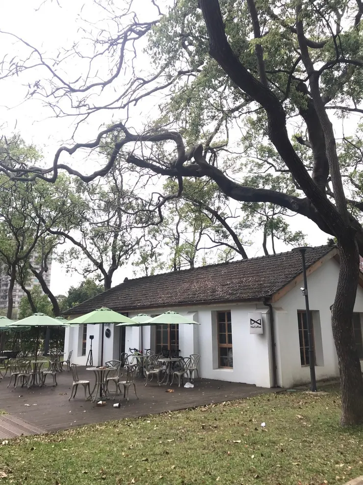 咖啡館藏身在園區比較裡面的地方