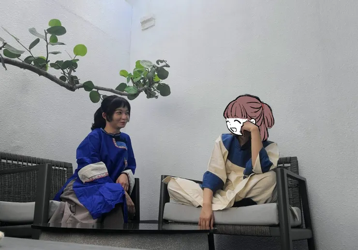 南部客家的藍衫（左），和北部客家的大襟衫（右）